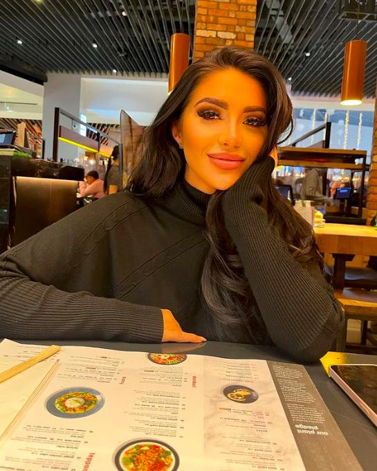 曼城海王再传不忠绯闻!出国度假钓00后女星,正牌女友继续原谅?