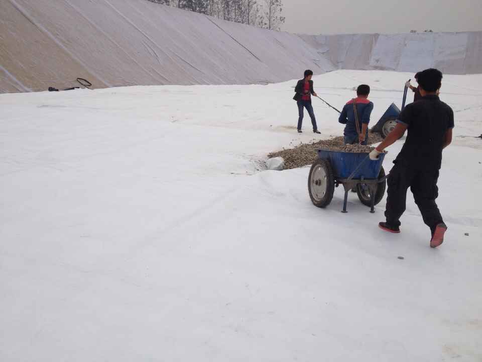 新疆复合土工膜铺设,复合土工膜施工步骤及完工检测