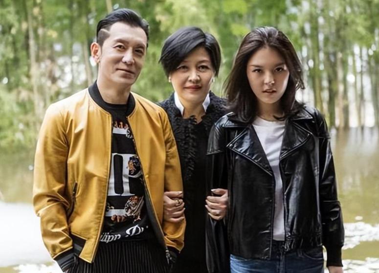 李咏离世4年，再看哈文的状况，才明白嫁给李咏是最好的选择