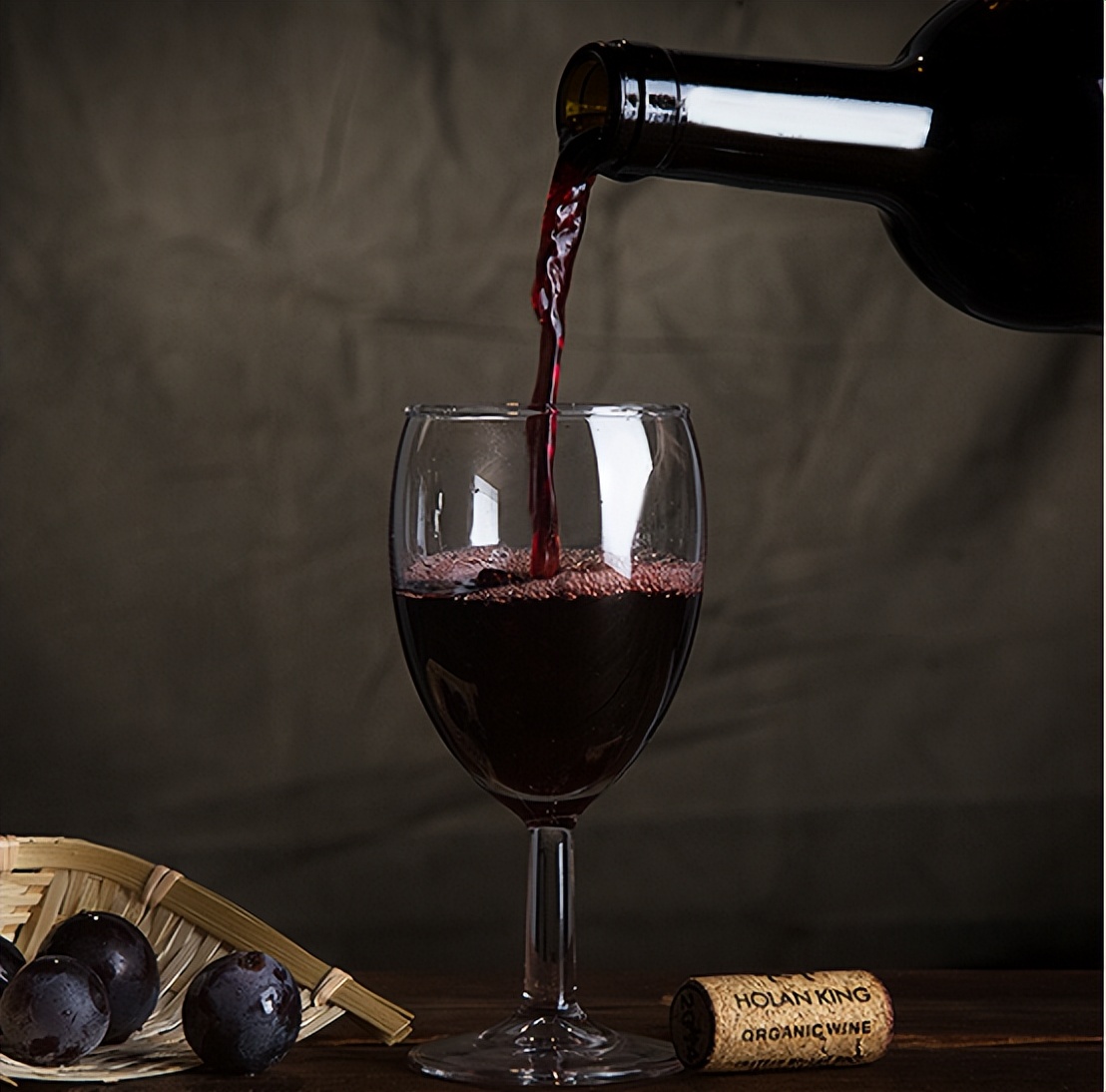 红酒跟葡萄酒区别在哪里呢,红酒和葡萄酒有什么不同