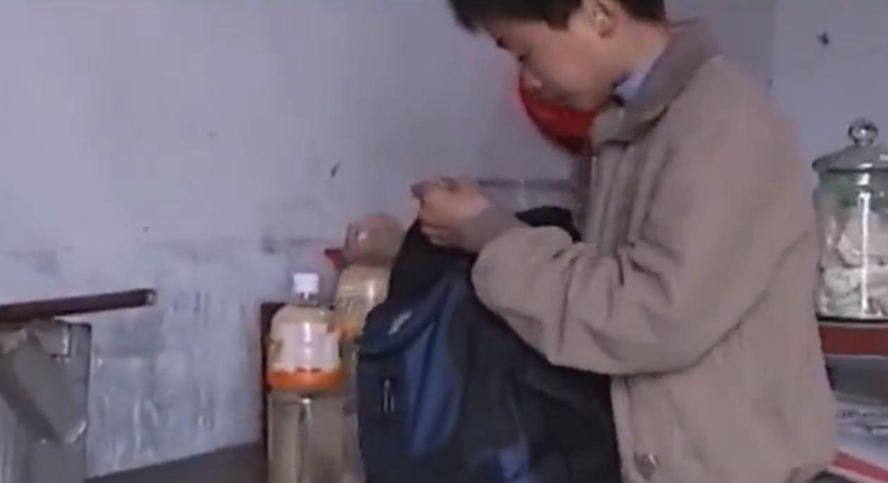 江西14岁男孩10年间，每天强迫自己喝30斤水，医生：必须这样喝水