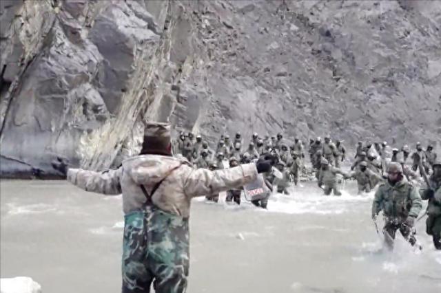 丈夫沉迷打牌老婆又打又骂,丈夫沉迷麻将妻子赶过去一看