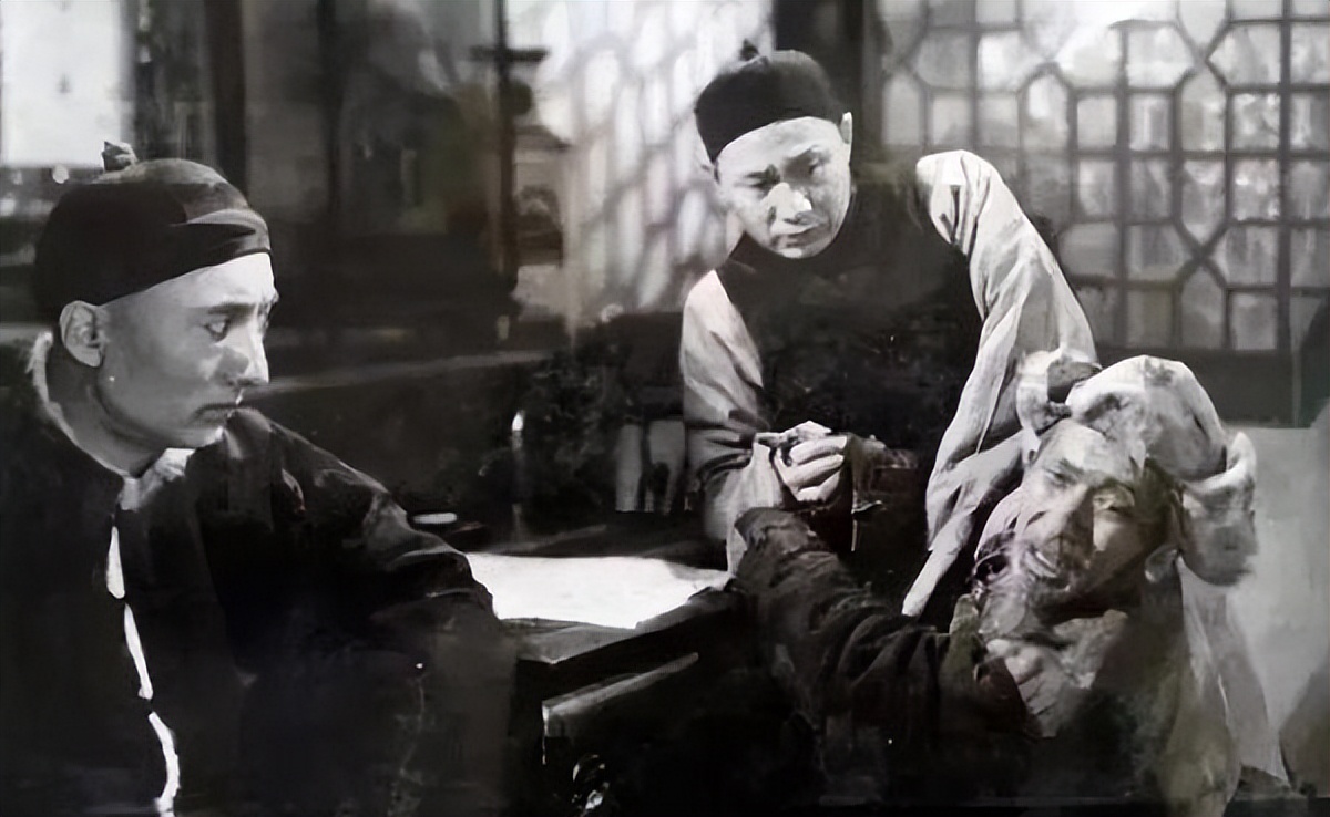 1944年张思德意外去世后，古远兴建议就地掩埋，毛*东泽**大怒：你敢