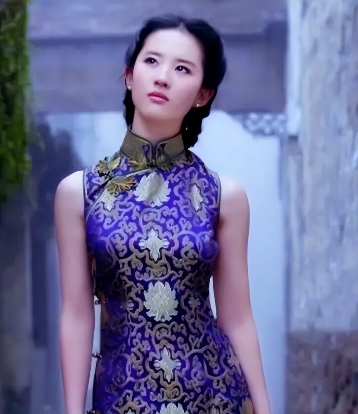 刘嘉玲关晓彤同框,穿旗袍大秀窈窕好身材