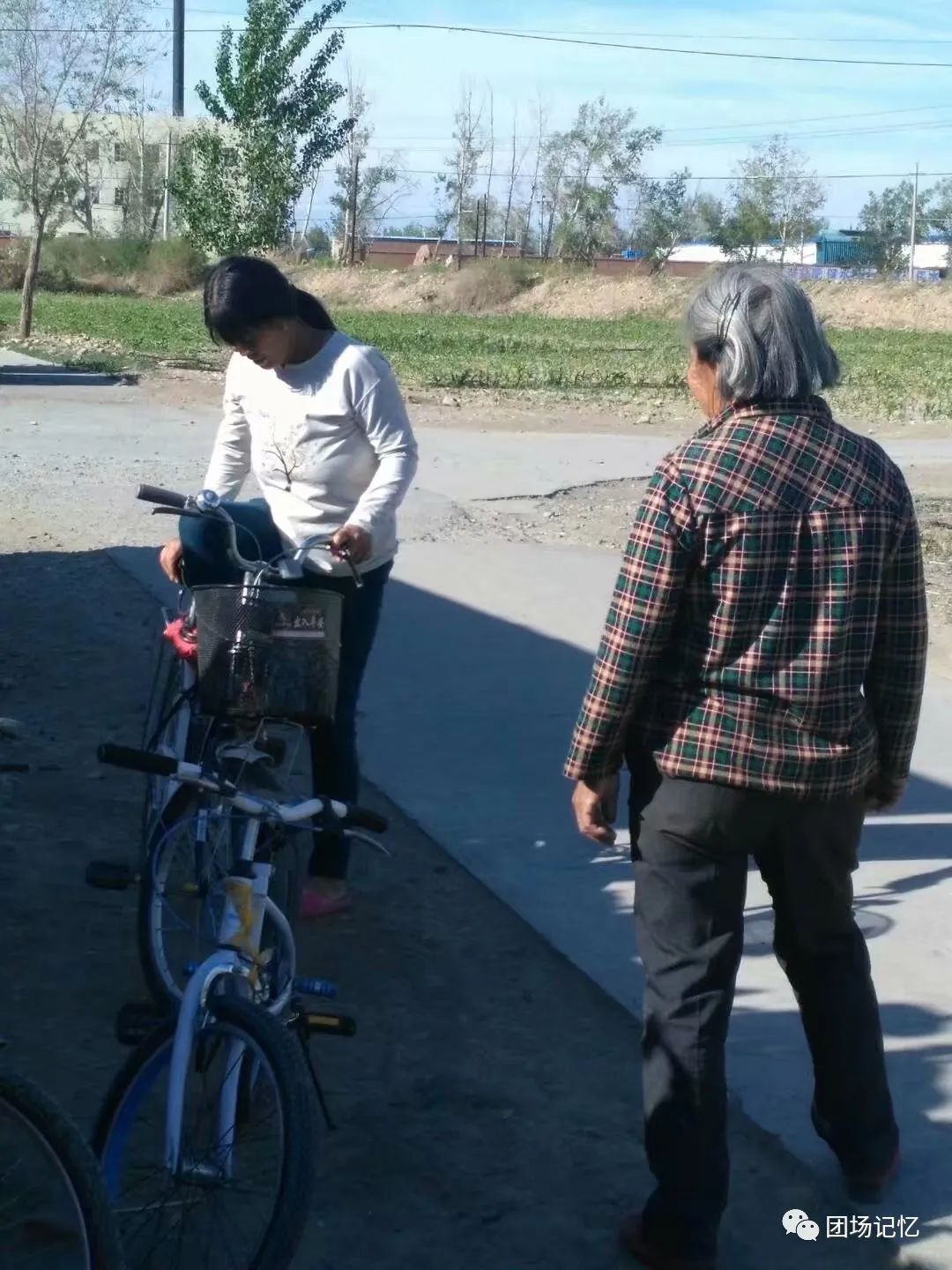 陪读送孩子上学,陪读寄宿生