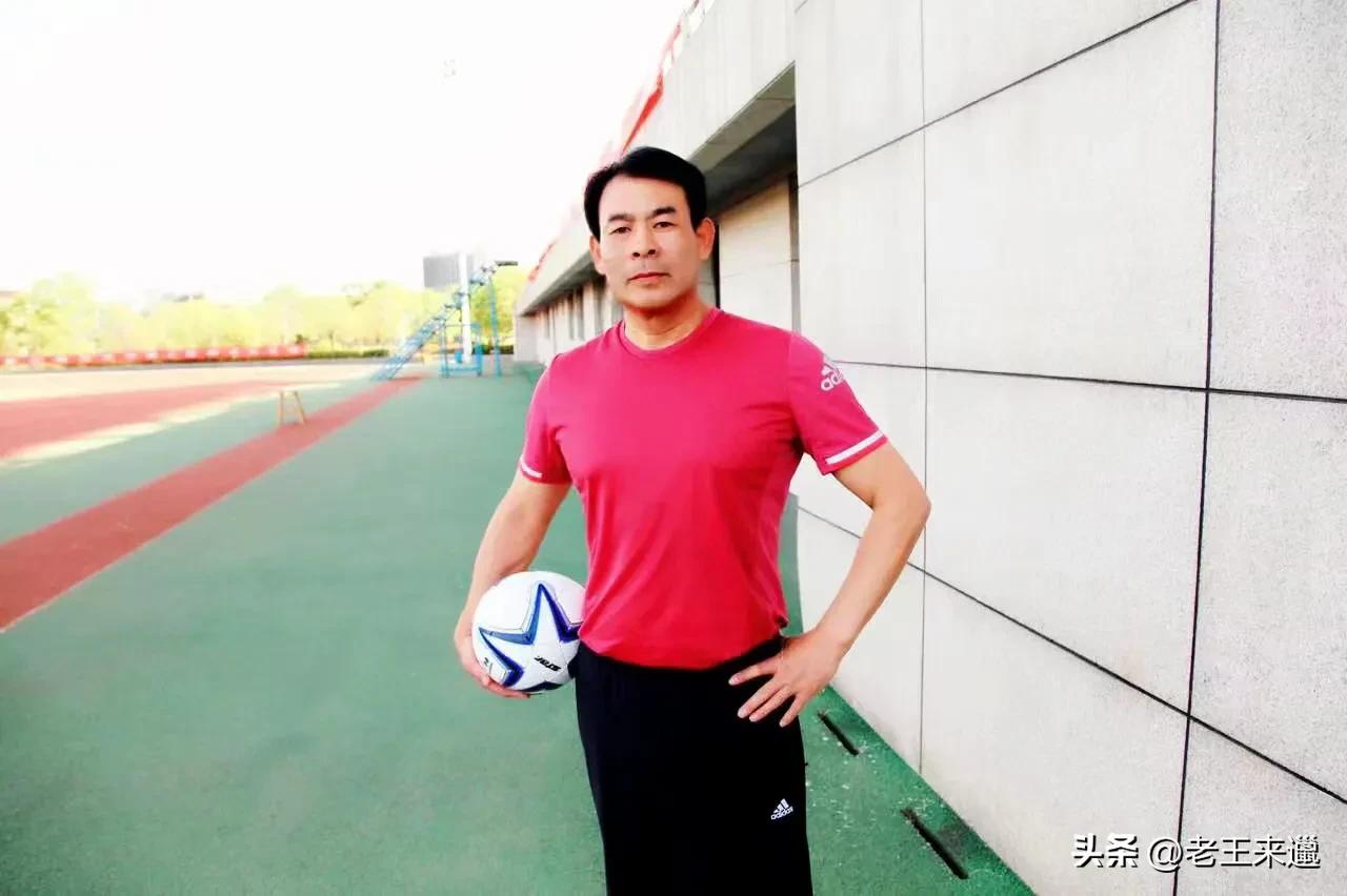 单腿深蹲颠球吉尼斯纪录,周道华60分钟颠球视频