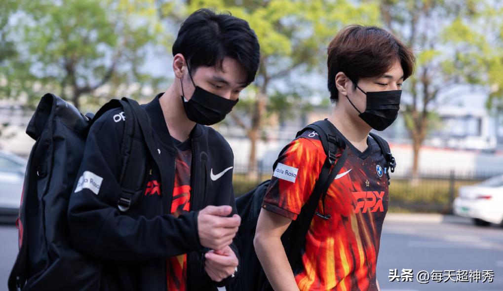 Elk露出破绽，FPX关键战击败UP，Lwx深夜回应粉丝