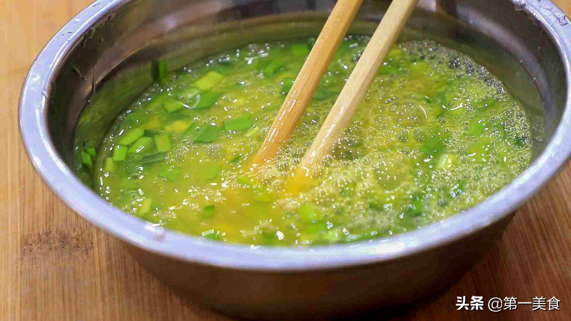 鸡蛋灌饼最好吃的小摊,最简单的小吃鸡蛋灌饼做法全过程