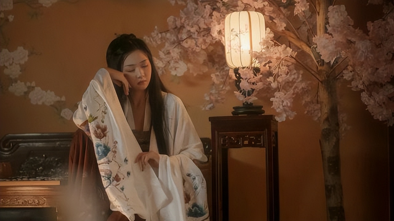 李白静夜思的文学背景和诗句魅力,李白静夜思解析独特版