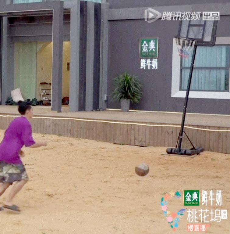 王鹤棣出席活动微博惊艳,王鹤棣一夜爆红的反应