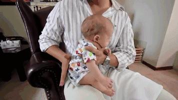 小宝宝喜欢吐奶是怎么回事,两个月婴儿怎么预防吐奶到衣服上