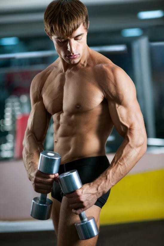 健身运动7种方法变身肌肉男,可以练全身的健身器材男生