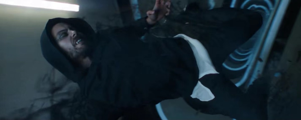 50岁的莱托少爷格子西装现身时装周，穿着喇叭裤，还涂蓝色指甲油