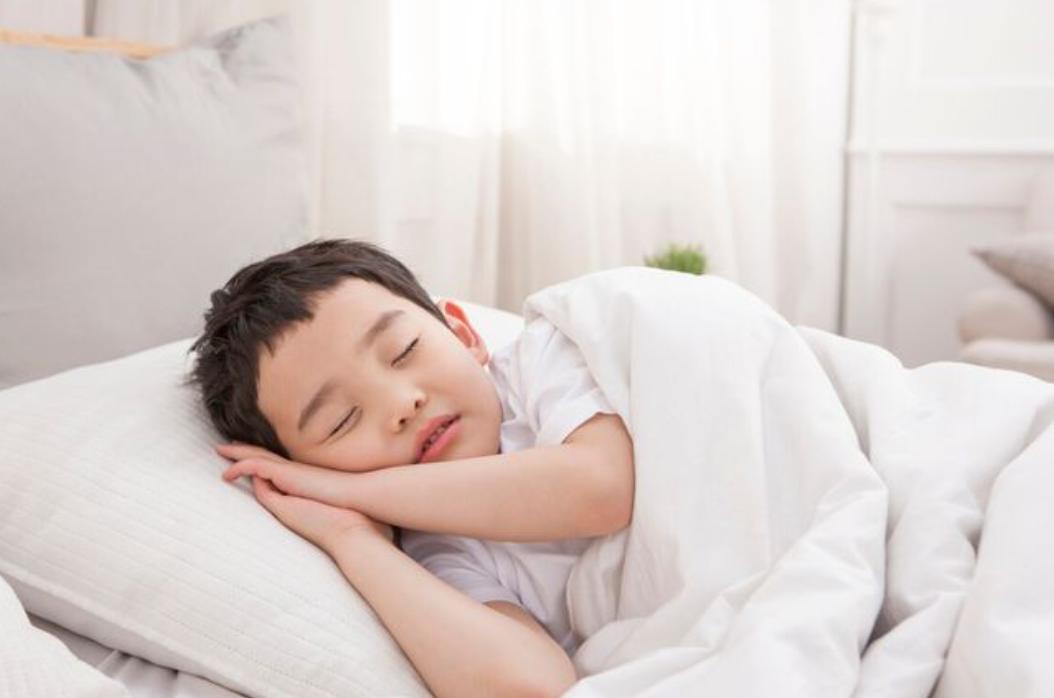 秋天孩子长高季，7个睡眠坏习惯会“偷走”娃的身高，家长要避免