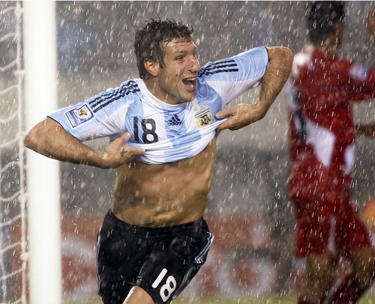 大雨中的足球比赛名场面,大雨足球比赛解说