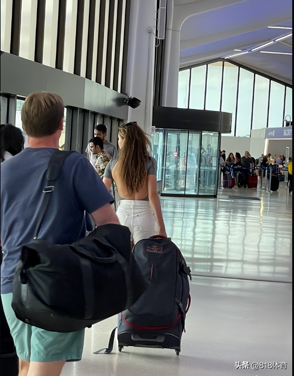 谷爱凌第一次亮相时装周抹胸长裙,谷爱凌登时尚杂志展现少女的霸气