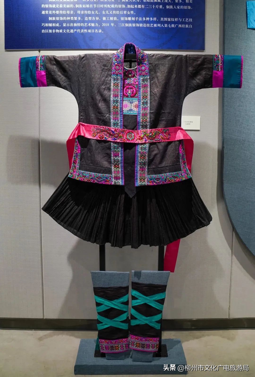 “巧手织就彩衣裳”市群艺馆馆藏少数民族服饰之“霓裳羽衣”，邀你云观展