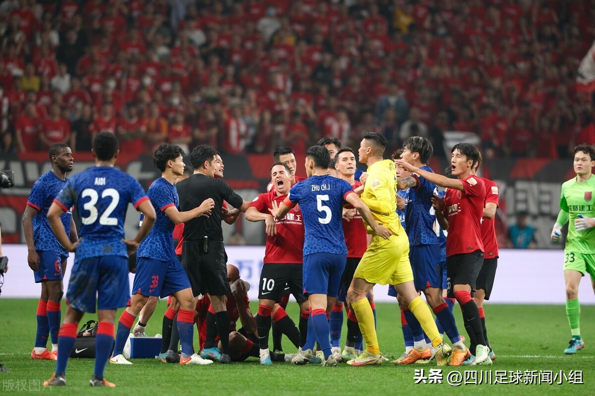 成都蓉城2-1上海申花赛后评论：精彩、激烈、混乱、浪漫与情怀