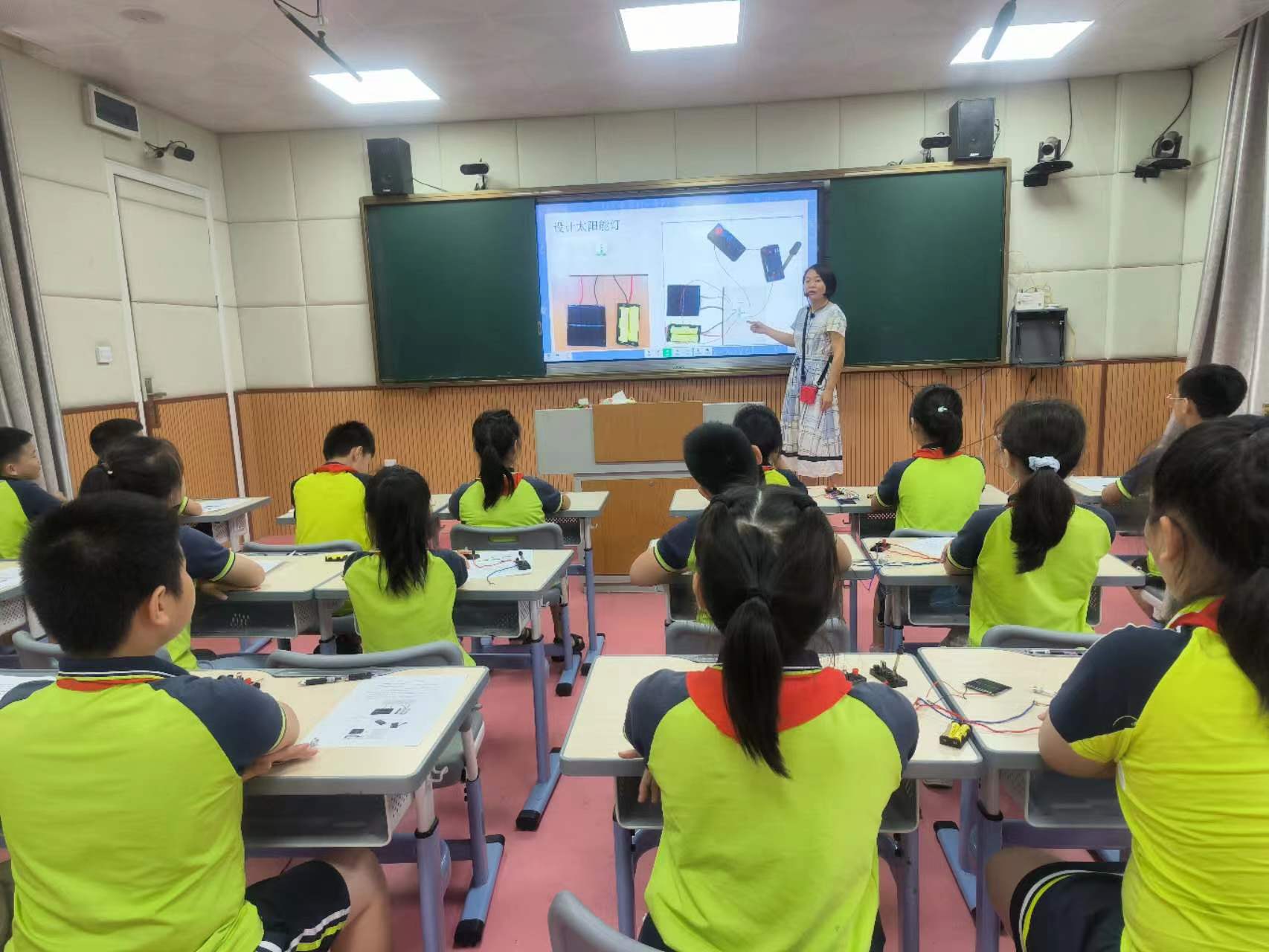 [劳动教育课]五年级校本课程中的《太阳能灯》