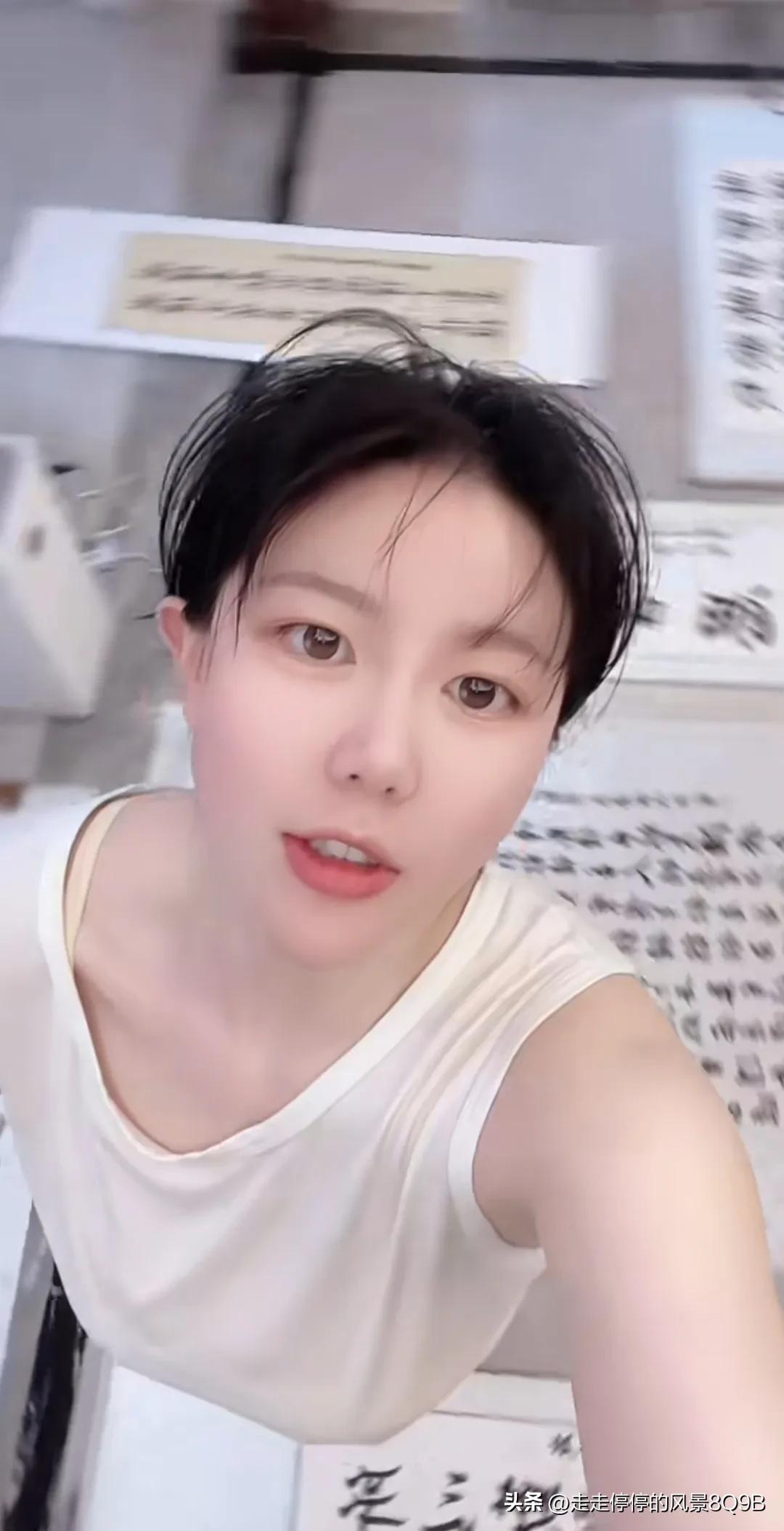 4月11日,程以南妹妹一边啃鸡翅,一边书写《将进酒》走红网络