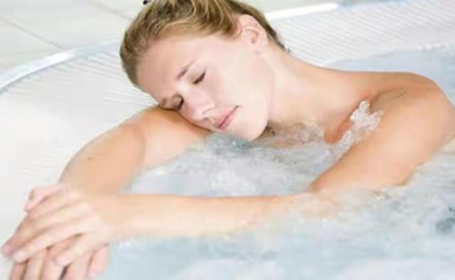 孕妇洗澡三个部位不能乱洗,孕期分泌物需要用什么清洗