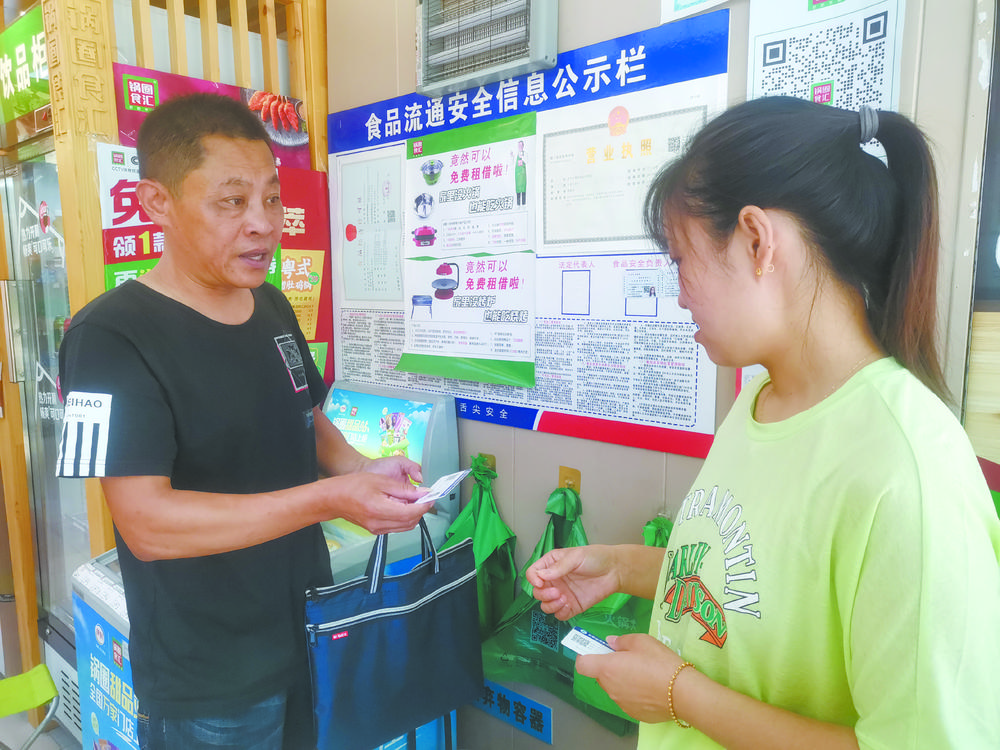 男孩捡到一个钱包还给失主,捡到一个钱包寻找失主