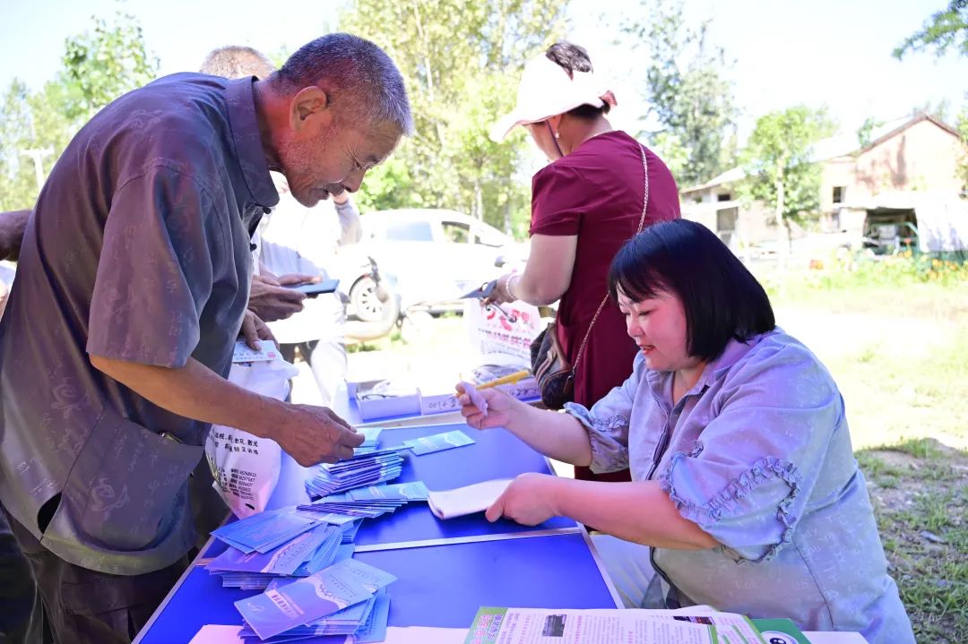 花开有限爱心无限——洛宁雪亮眼镜店举行爱心捐赠活动