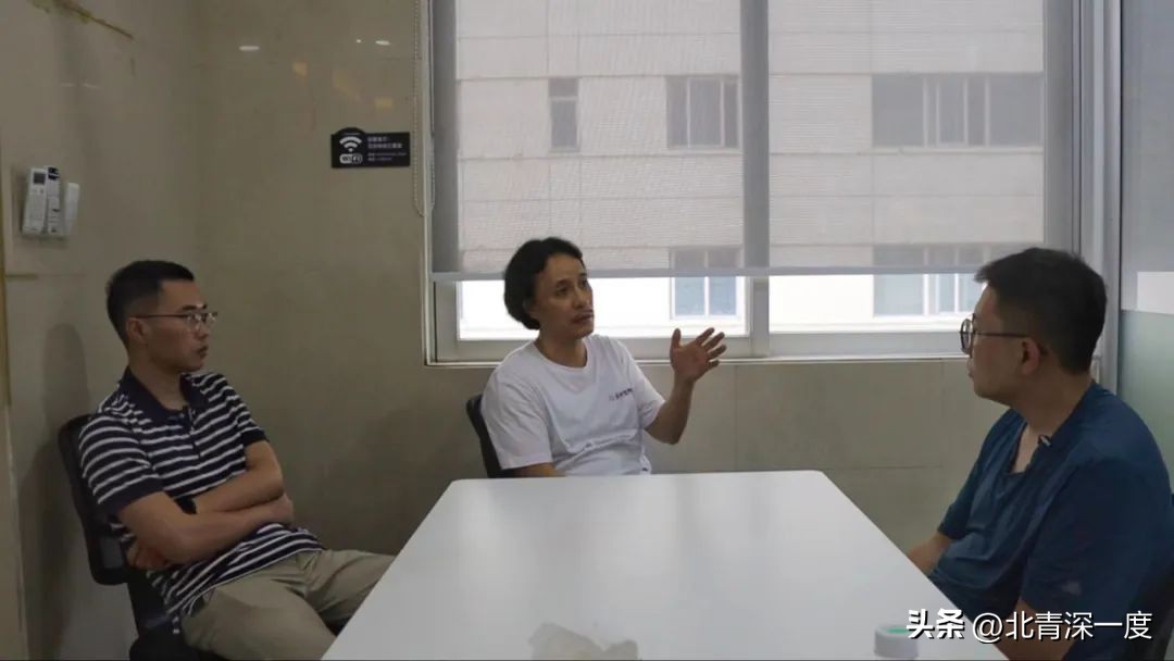 三岁罕见病男孩注射第一针基因药背后：“药神”父亲在阳台搭实验室，一针成本近千万，打完后孩子学会了扭头