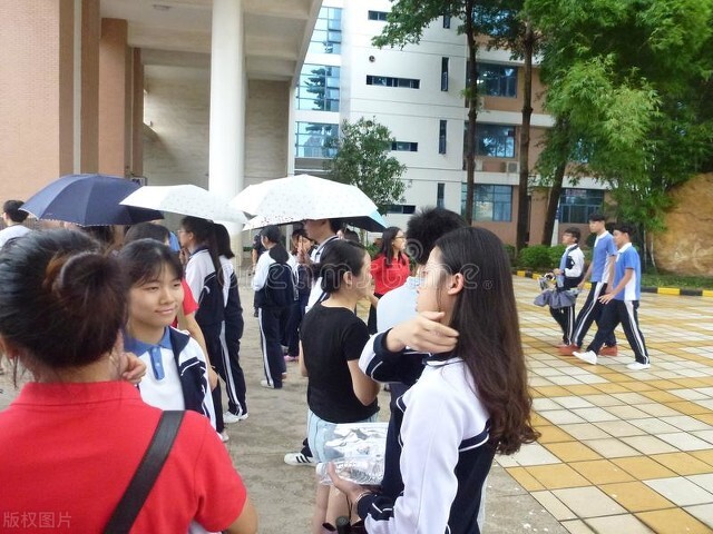 高考生的来信：高考分数不太理想，我究竟是复读还是上大专好？