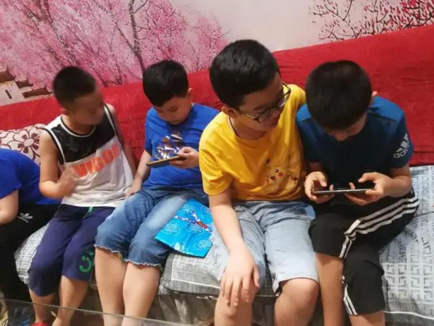 小学生课堂玩“*处私**”被教育，家长的回应有点毁三观，评论区亮了