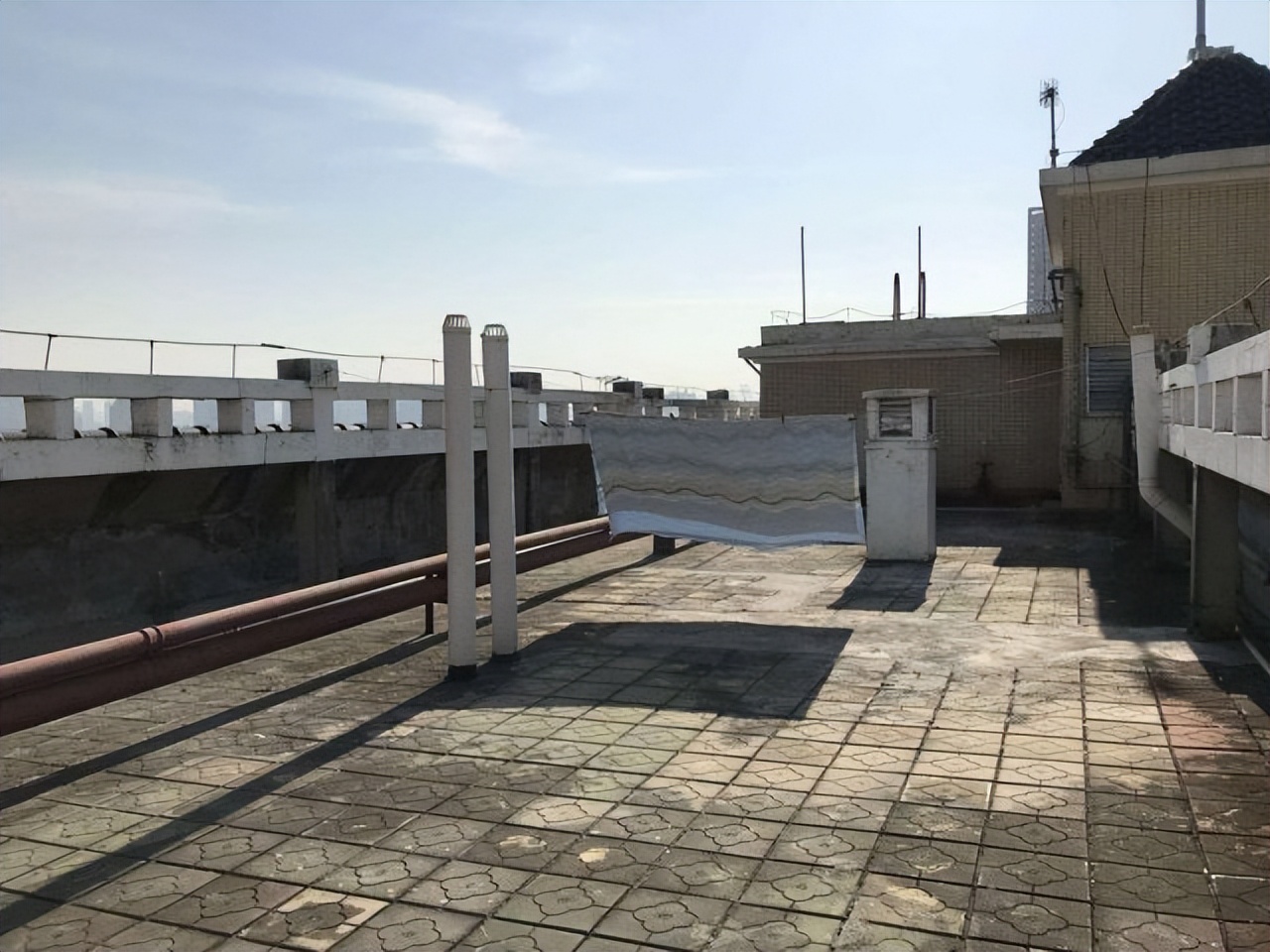 楼顶混凝土裂缝漏水怎么修补,修补楼顶漏水最彻底方法