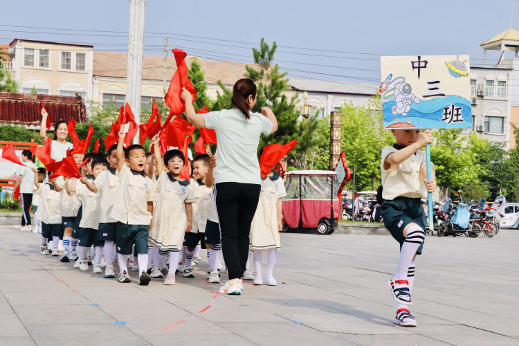 幼儿园亲子运动会主题大手牵小手,小手拉大手运动会