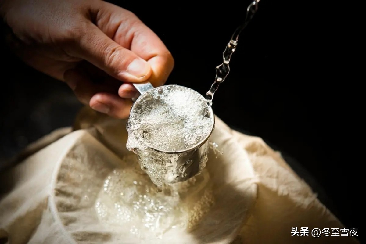 在酒桌上如何化解别人的劝酒,在酒桌上怎么化解别人的劝酒