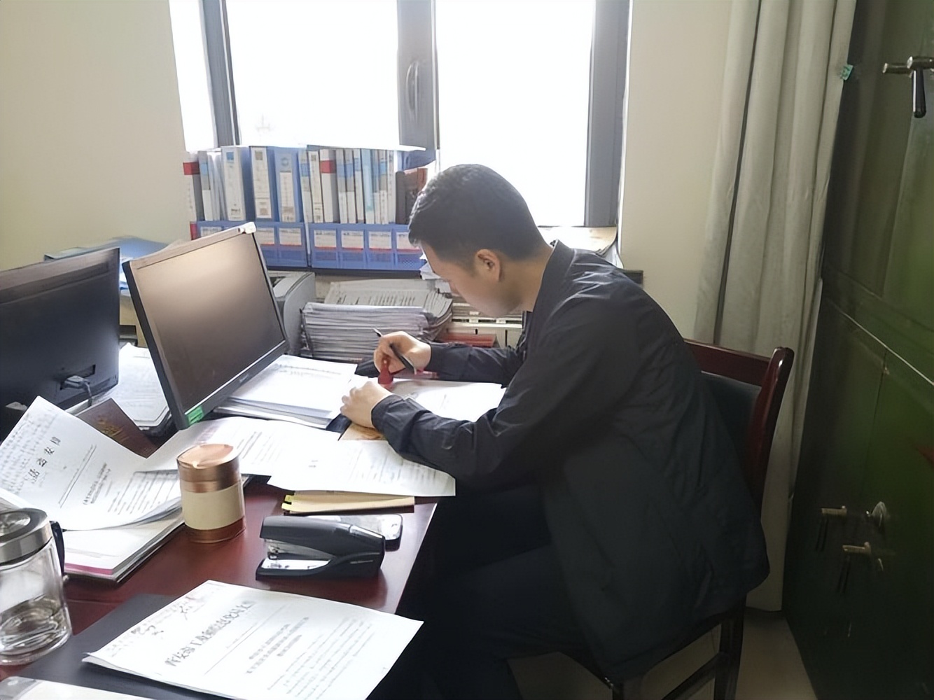 小伙花500万在非洲买了块地,娶黑美女生混血儿,最后赚了5000万