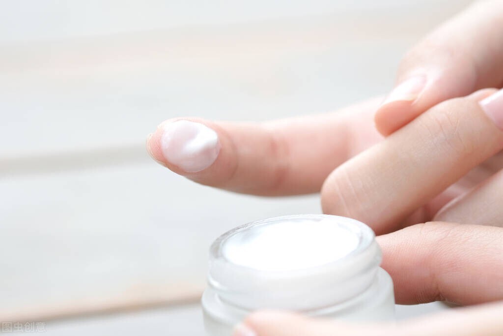 皮肤黄暗沉干燥起皮如何改善,皮肤有斑点起皮怎么办