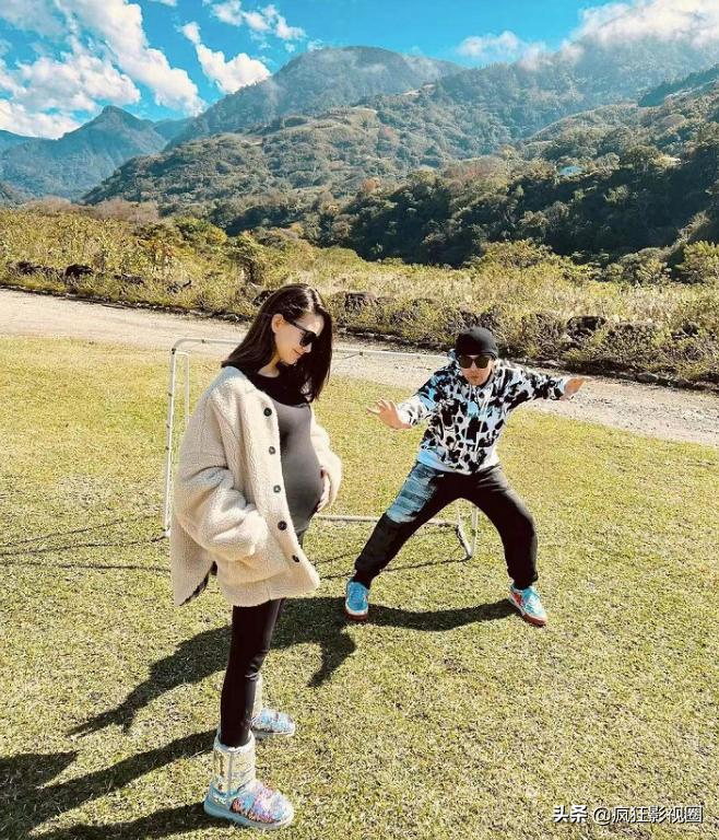 昆凌海边秀身材,昆凌晒扎马尾照片