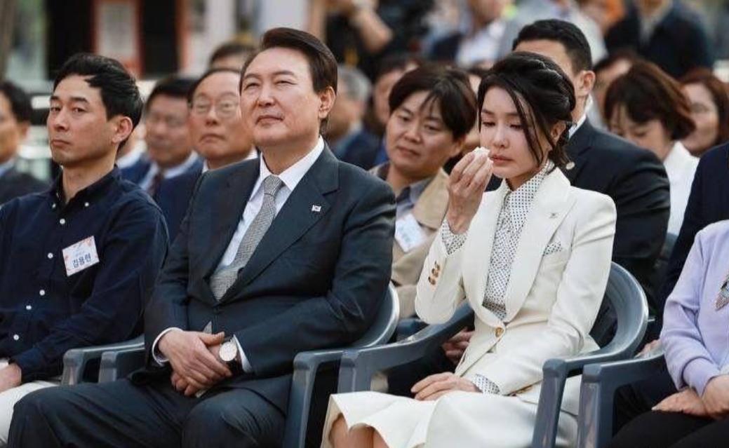 韩国夫人穿西服配半身裙,韩国总统夫人穿红色连衣裙