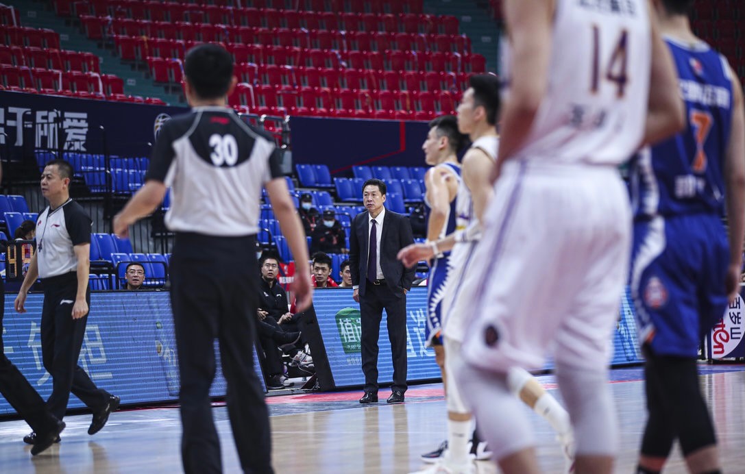 停赛4场罚款20万！李春江马布里对骂，双双被处罚，老马嚣张挑衅