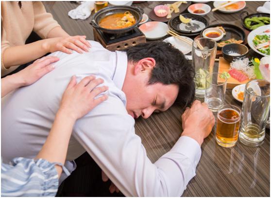 一喝酒脸就红的人为什么要远离,一喝酒脸就红的人酒喝多了