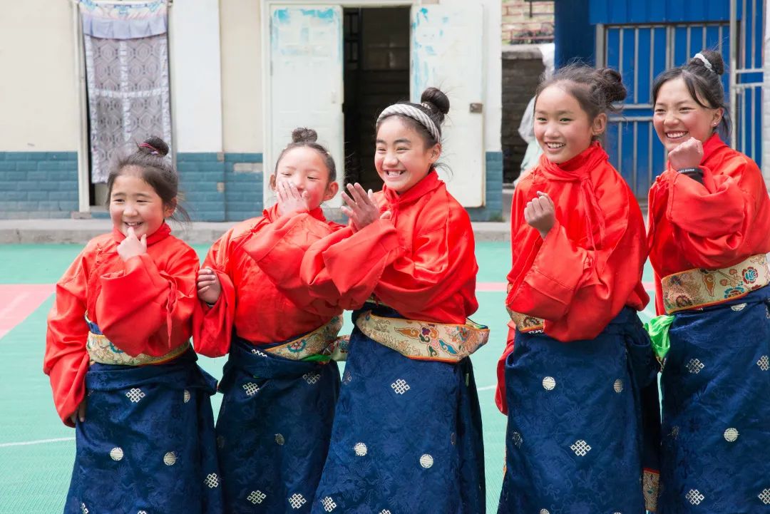 传音携手爱德基金会走进甘孜藏区学校，开展“圆梦体育包”项目