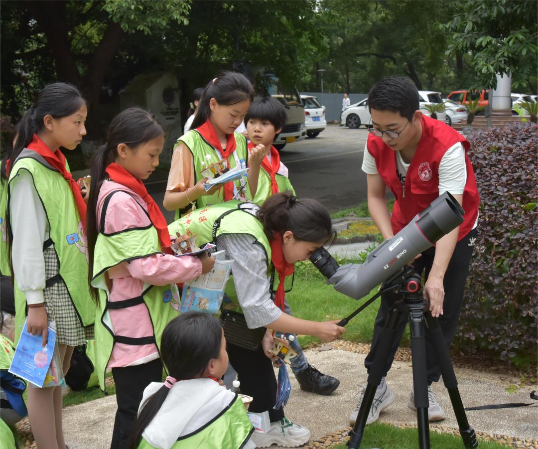 探访困境儿童,困境儿童科技馆参观写信息