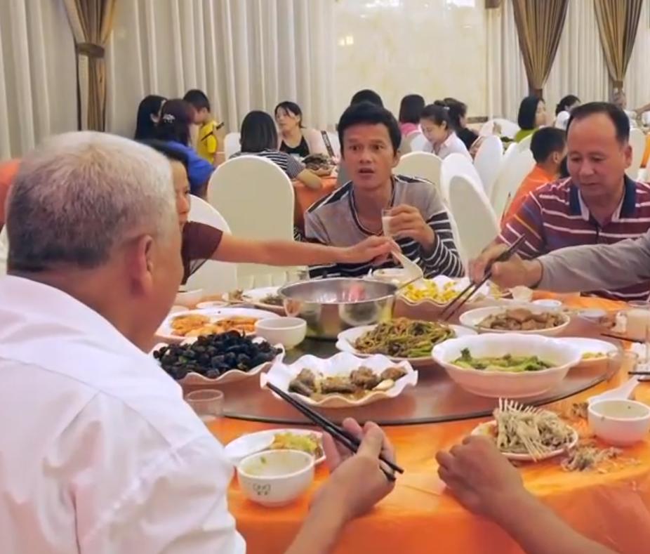 养鹅创业致富门路,90后小伙创业林下养殖大鹅