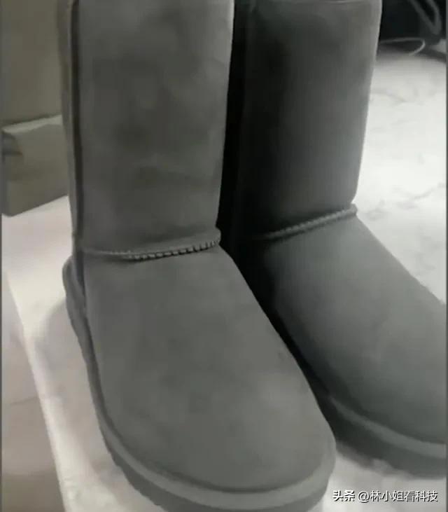 强买强卖？女子抹护手霜摸UGG靴子被要求买下，店家：提醒了还摸