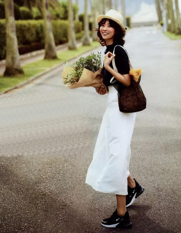 女生穿运动鞋最时尚的穿搭,白体恤怎么搭配裙子运动鞋