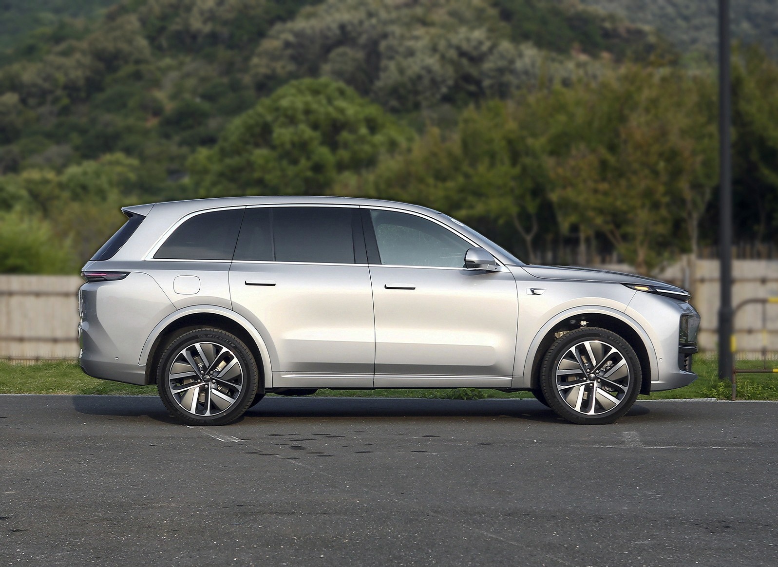 霸道销量最好的一款轿车,全新一代混动霸道