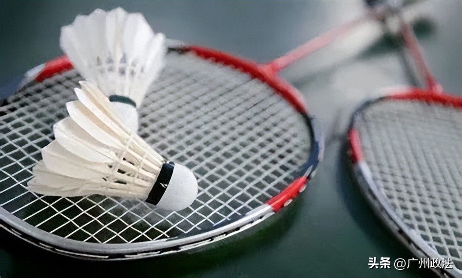 羽毛球击中眼睛怎么处理,打羽毛球撞到眼睛该负责吗