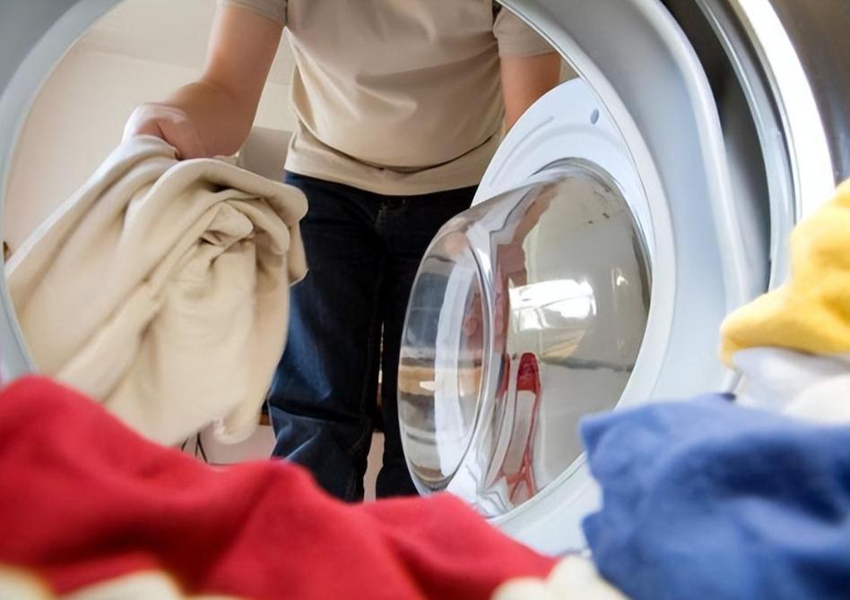 女子身上长虫医生拿镊子治疗,女子体内有蜱虫被医生拿镊子拔出