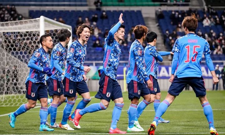 对手的就地反抢，限制了国足的进攻，攻防转换更加有章法