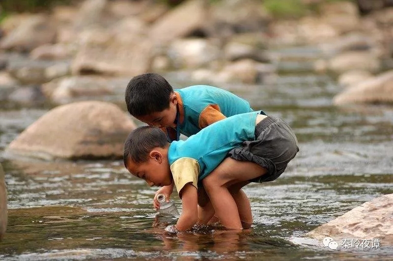 90后农民工沉迷于直播不愿搬砖，邻居们怒了：不务正业！