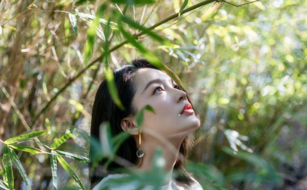 李沁氧气感绿意写真,氧气美人的肌肤